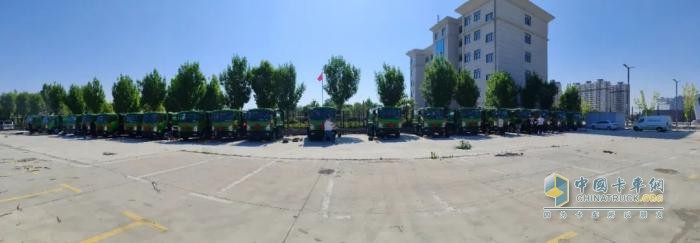 宇通新能源環(huán)衛(wèi)車交付周口，助力打造城鄉(xiāng)垃圾收運(yùn)新標(biāo)桿！
