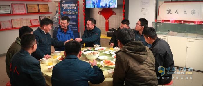 中國重汽《車輪上的年夜飯》系列微電影 暖心守護吉祥年