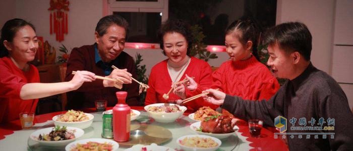 中國(guó)重汽2023年春節(jié)微電影《車(chē)輪上的年夜飯》 為兔年溫情開(kāi)篇