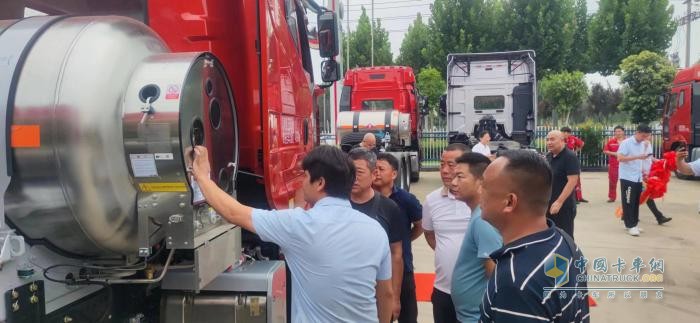 豪奪“八連冠”！一汽解放持續(xù)領(lǐng)航天然氣重卡市場