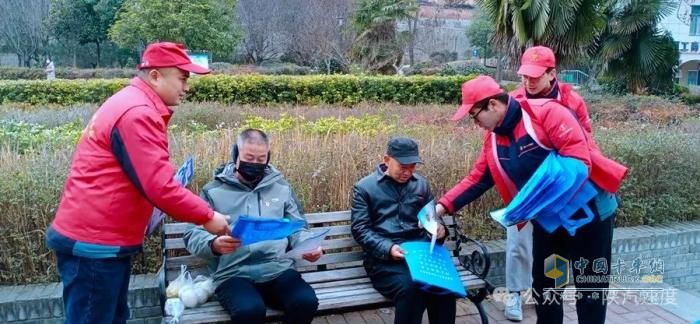 學(xué)雷鋒，樹新風(fēng)，陜汽志愿者與你同行！