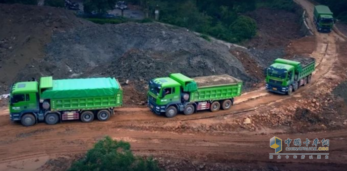 中國重汽汕德卡渣土車，全方位領(lǐng)航城建致富之路！