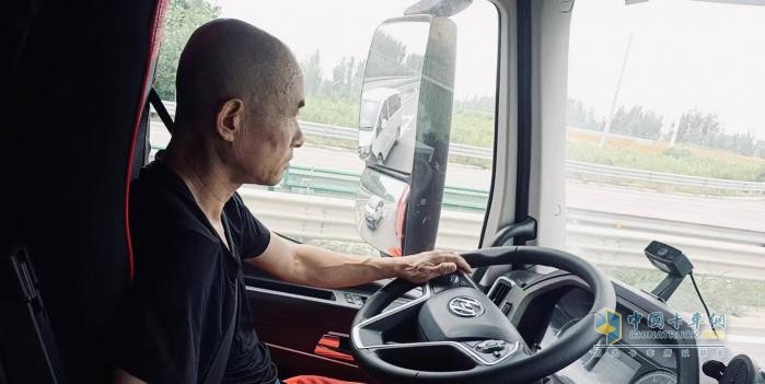 臨“?！辈粦郑t巖杰獅C6-M PLUS牽引車伴您安全前行