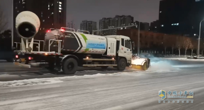全軍出擊！宇通環(huán)衛(wèi)以雪為令齊奮戰(zhàn)，破冰除雪保暢通