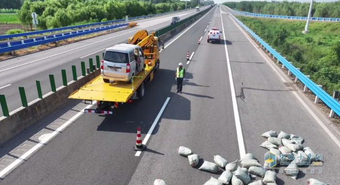 徐工平板清障車，演繹一“機”救援