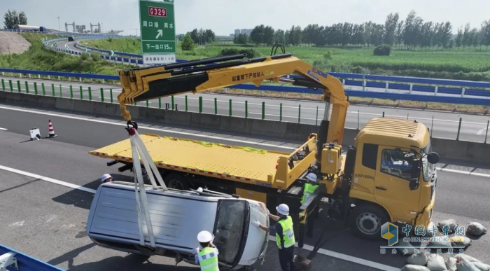 徐工平板清障車，演繹一“機”救援