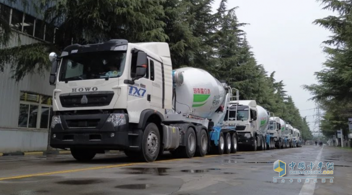 好雨知時(shí)節(jié) 凌宇半掛攪拌車(chē)批量交付客戶(hù)