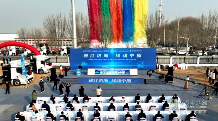 促進(jìn)綠色交通運(yùn)輸產(chǎn)業(yè)發(fā)展 300臺(tái)徐工新能源重卡助力周口綠色港口建設(shè)