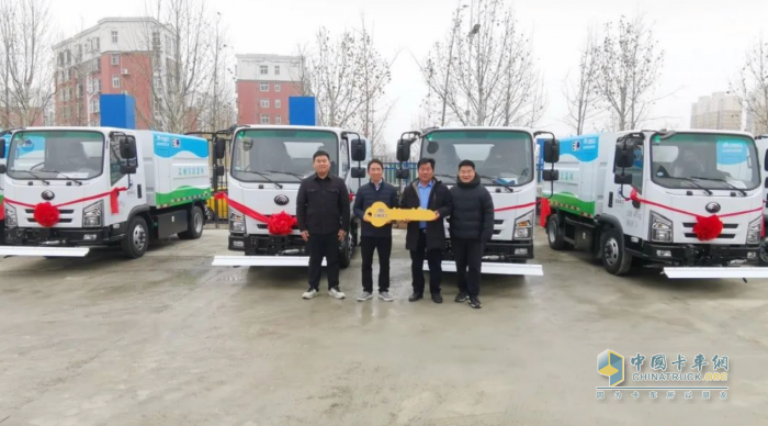綠色新城 21臺(tái)宇通新能源環(huán)衛(wèi)車輛批量交付平頂山