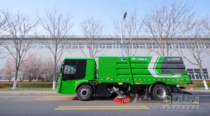 高效作業(yè)，安全護航！宇通環(huán)衛(wèi)快速路洗掃車引領(lǐng)行業(yè)加速跑！