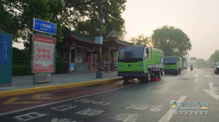 電動(dòng)先鋒 宇通新能源環(huán)衛(wèi)車(chē)為“泉城”添綠意