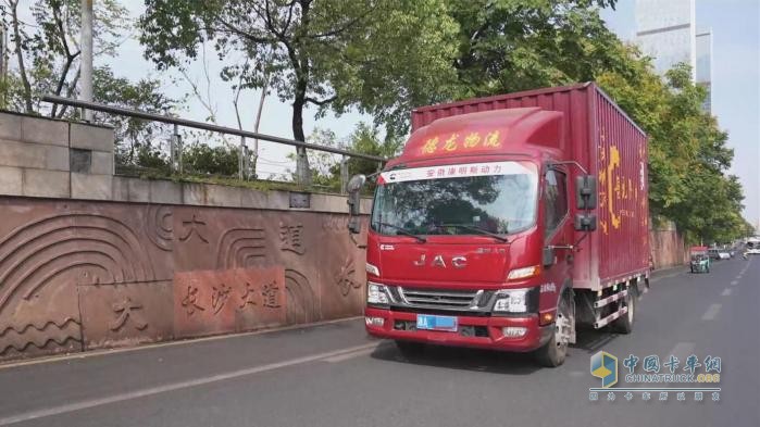 進口水果零擔(dān)運輸，湘妹子開江淮1卡駿鈴過愜意生活！