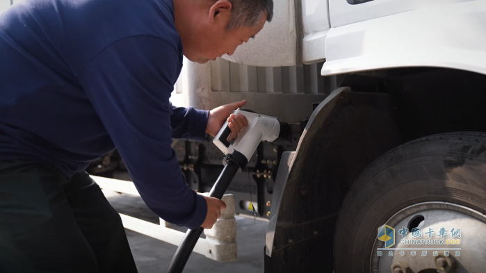 30年老司機(jī)決定“油換電”，為何認(rèn)準(zhǔn)慶鈴純電輕卡EVM100？