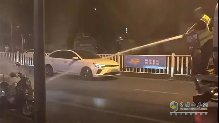 路遇群眾車輛自燃，福龍馬清洗車化身“及時(shí)雨”