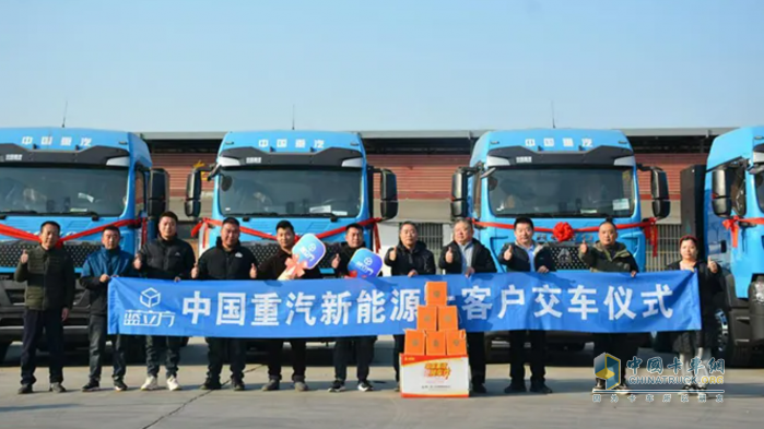 交車正燃！中國(guó)重汽豪沃純電牽引車，助力用戶馳騁新境！
