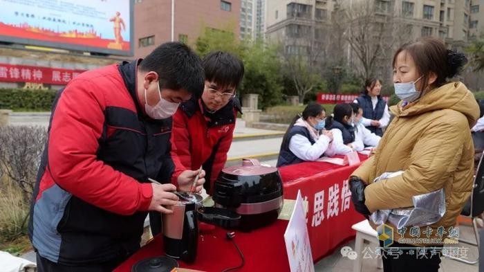 學(xué)雷鋒，樹新風(fēng)，陜汽志愿者與你同行！