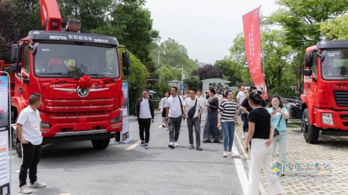 都在隨州！全是大單！東風新疆、東風隨專達成超千輛專用車戰(zhàn)略合作