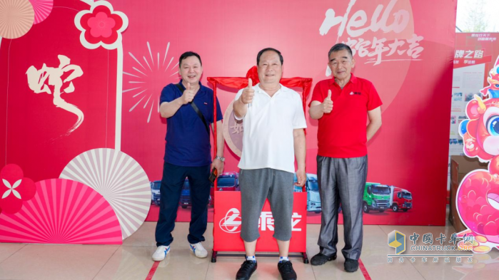 現(xiàn)場訂車62臺(tái)，乘龍L2VCNG增程輕卡武漢閃耀上市
