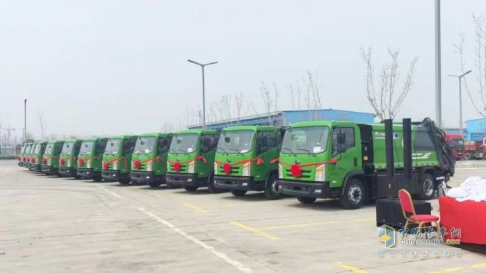 宇通新能源環(huán)衛(wèi)車交付周口，助力打造城鄉(xiāng)垃圾收運(yùn)新標(biāo)桿！