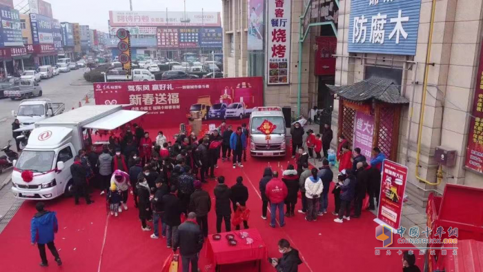 致敬城市奮斗者  東風輕型車走進商圈拜大年