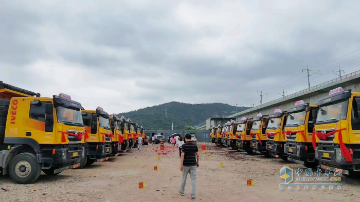 助力臺(tái)州工程建設(shè) 上汽紅巖杰獅C6自卸車(chē)批量交付