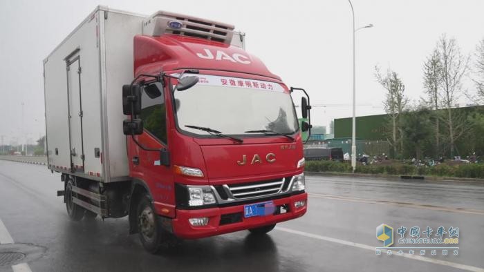 長途運輸冷凍貨物，創(chuàng)業(yè)7年的他攜手江淮1卡駿鈴做老板