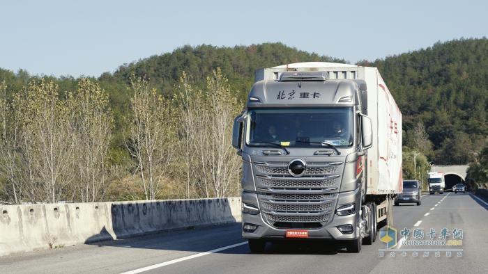 北京重卡榮膺“2024中國(guó)年度卡車(CTOY 2024)”