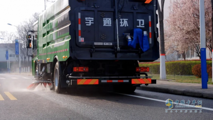 高效作業(yè)，安全護航！宇通環(huán)衛(wèi)快速路洗掃車引領(lǐng)行業(yè)加速跑！