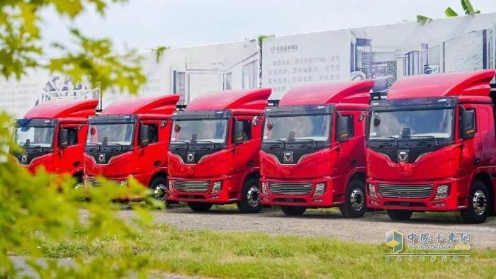 燃動(dòng)福建！百臺徐工新能源電動(dòng)牽引車交付