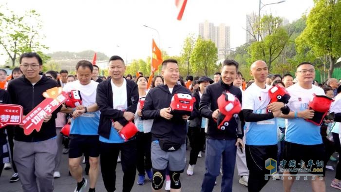 挑戰(zhàn)自我！超越極限！堰馬賽道上，看東風(fēng)營銷人奔跑向未來