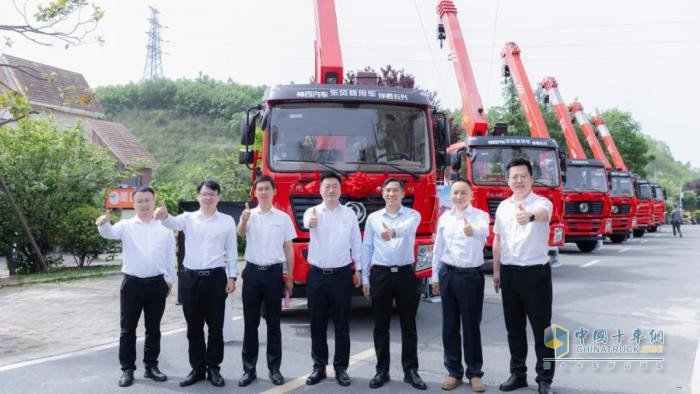 都在隨州！全是大單！東風新疆、東風隨專達成超千輛專用車戰(zhàn)略合作