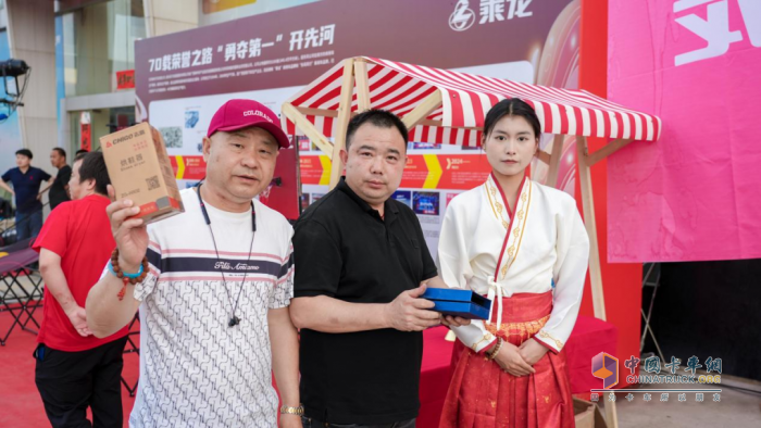 現(xiàn)場訂車62臺(tái)，乘龍L2VCNG增程輕卡武漢閃耀上市