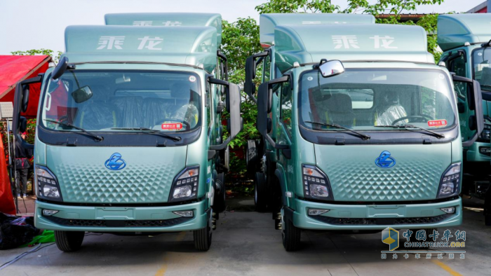 現(xiàn)場訂車62臺(tái)，乘龍L2VCNG增程輕卡武漢閃耀上市