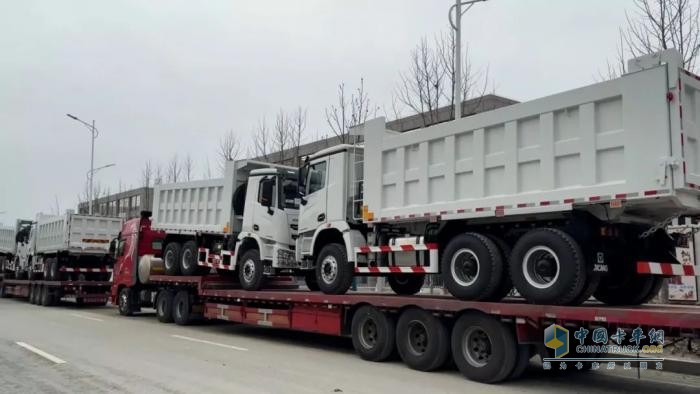 滿弓勁發(fā)！百臺(tái)徐工自卸車搶灘出海