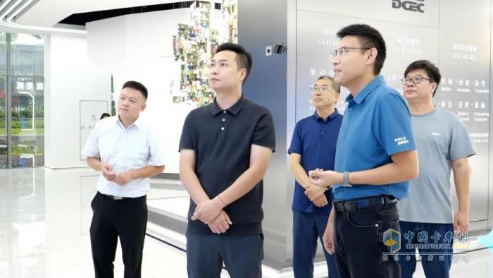 首批全新東風(fēng)多利卡康陸威輕卡交付盛輝物流，東康D2.5動(dòng)力啟航城際高效新程