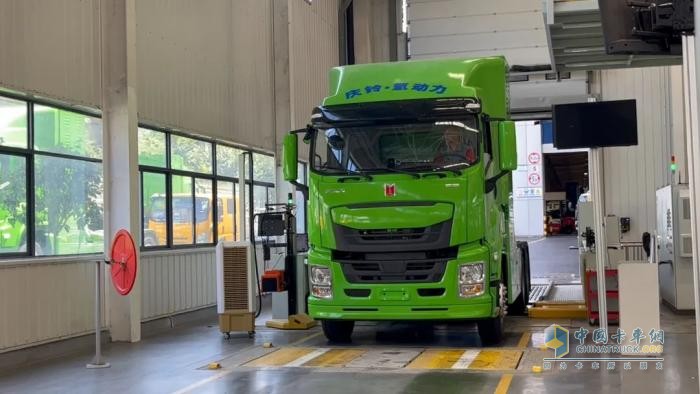 慶鈴首批49噸氫燃料電池牽引車交付哈密！為“疆煤外運(yùn)”按下“清潔鍵”