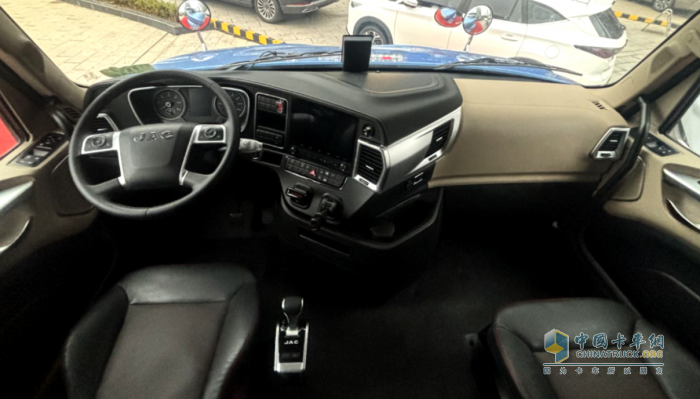 為何江淮跨越V5 6×4牽引車能成為?；愤\輸?shù)氖走x？