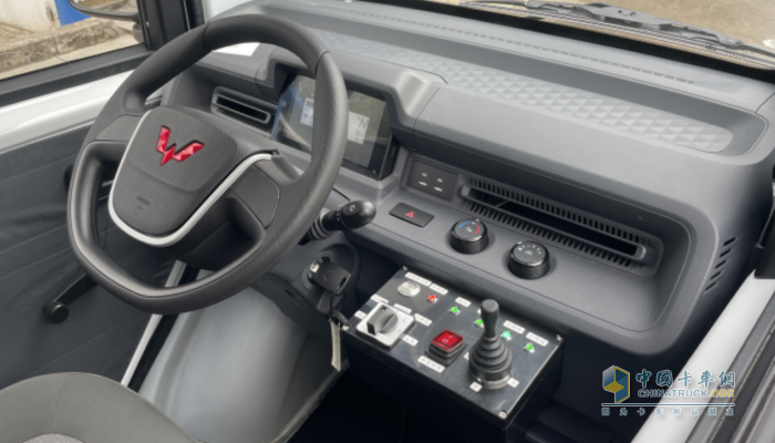 新品上市 五菱純電動(dòng)E10路面養(yǎng)護(hù)車(chē)給環(huán)衛(wèi)工人更多關(guān)愛(ài)