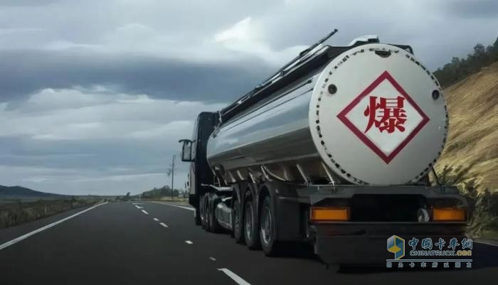 油罐車：多功能液體物質(zhì)儲存與運輸工具