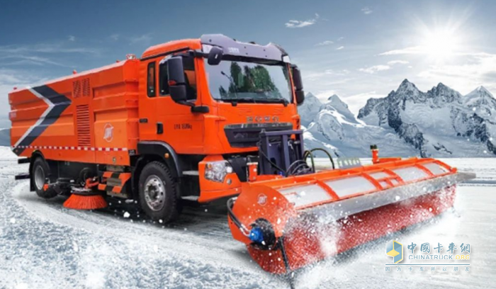 馭雪鐵騎！中國(guó)重汽豪沃TX除雪車精準(zhǔn)出擊，護(hù)航齊魯暢通之路！