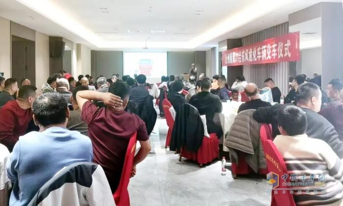 21輛東風(fēng)龍擎燃?xì)馕；癄恳嚱桓稖嬷荽罂蛻?實(shí)力鑄就行業(yè)標(biāo)桿