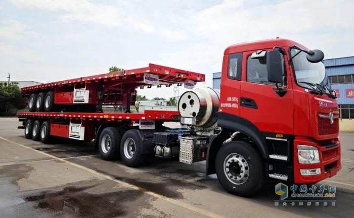 東風(fēng)天龍LNG牽引車搭載歐陽華俊13米平板半掛車，干線物流新勢力！