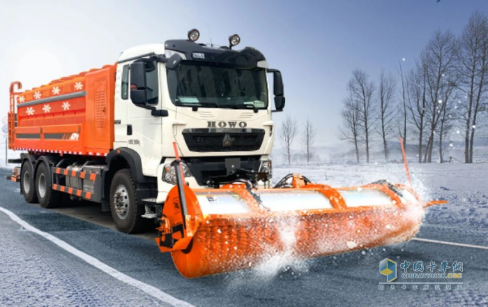 馭雪鐵騎！中國(guó)重汽豪沃TX除雪車精準(zhǔn)出擊，護(hù)航齊魯暢通之路！
