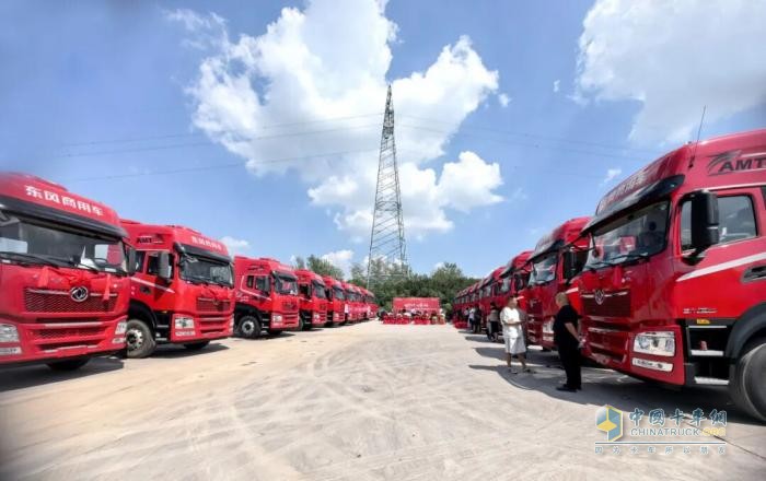 百輛龍擎牽引車鄭州簽約 東風(fēng)商用車區(qū)域布局卓有成效
