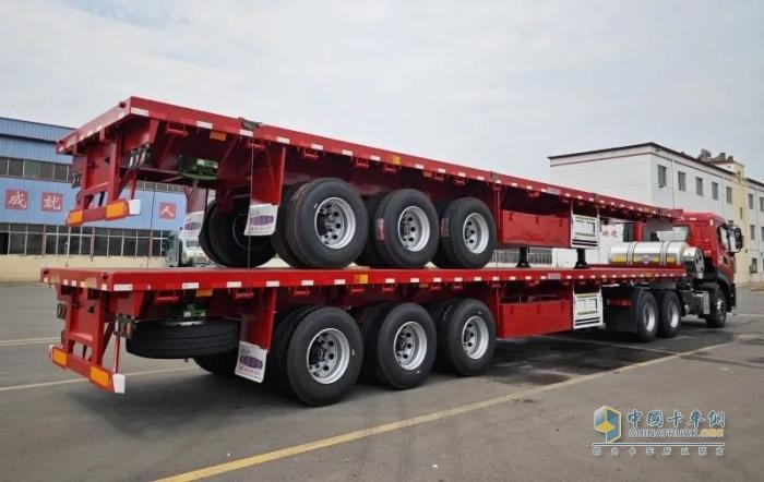 東風(fēng)天龍LNG牽引車搭載歐陽華俊13米平板半掛車，干線物流新勢力！