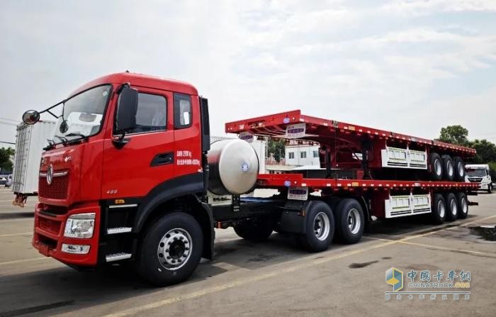 東風(fēng)天龍LNG牽引車搭載歐陽華俊13米平板半掛車，干線物流新勢力！