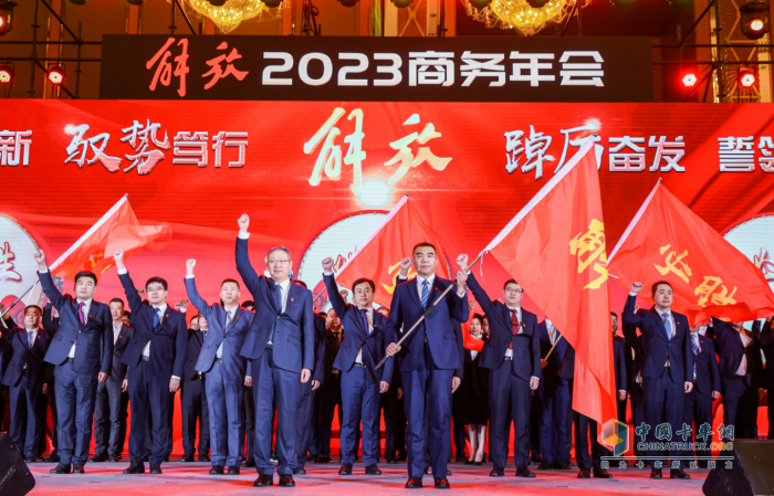 以25.7%的終端份額引領(lǐng)市場(chǎng)，以27.9萬(wàn)輛確?！半p第一” 一汽解放亮劍2023！