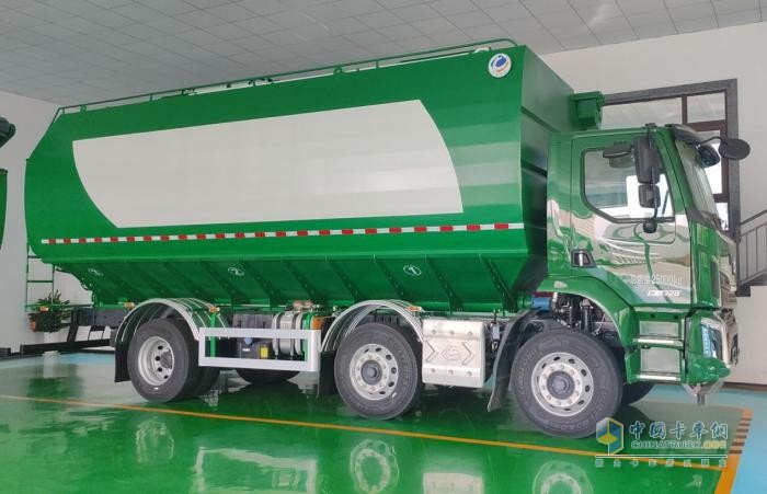 征服山路窄巷！乘龍M3三軸飼料車(chē)34m3巨無(wú)霸的靈動(dòng)之軀