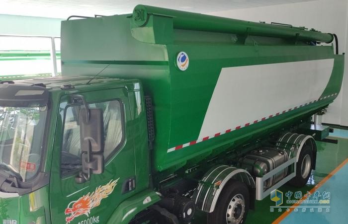 征服山路窄巷！乘龍M3三軸飼料車(chē)34m3巨無(wú)霸的靈動(dòng)之軀