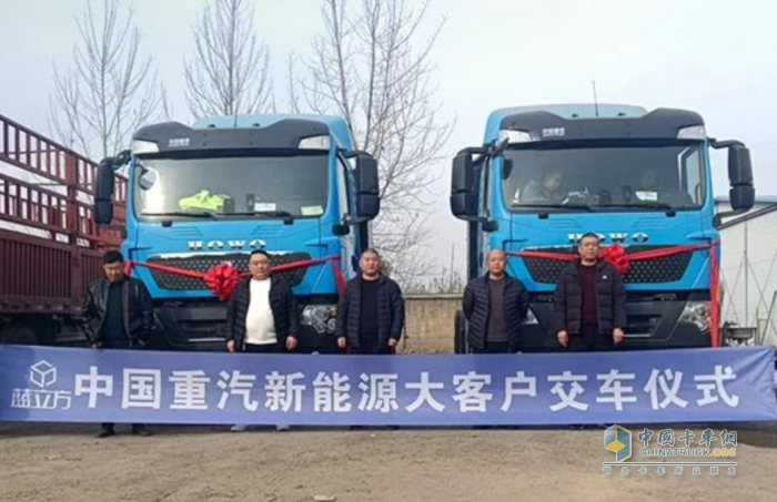 交車正燃！中國(guó)重汽豪沃純電牽引車，助力用戶馳騁新境！